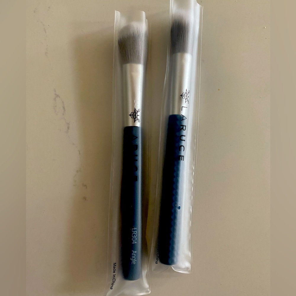 NWT-LARUCE LR304 ANGLE BRUSH (CHEEK) AND L316 DUO FIBRE BRUSH 🖌️